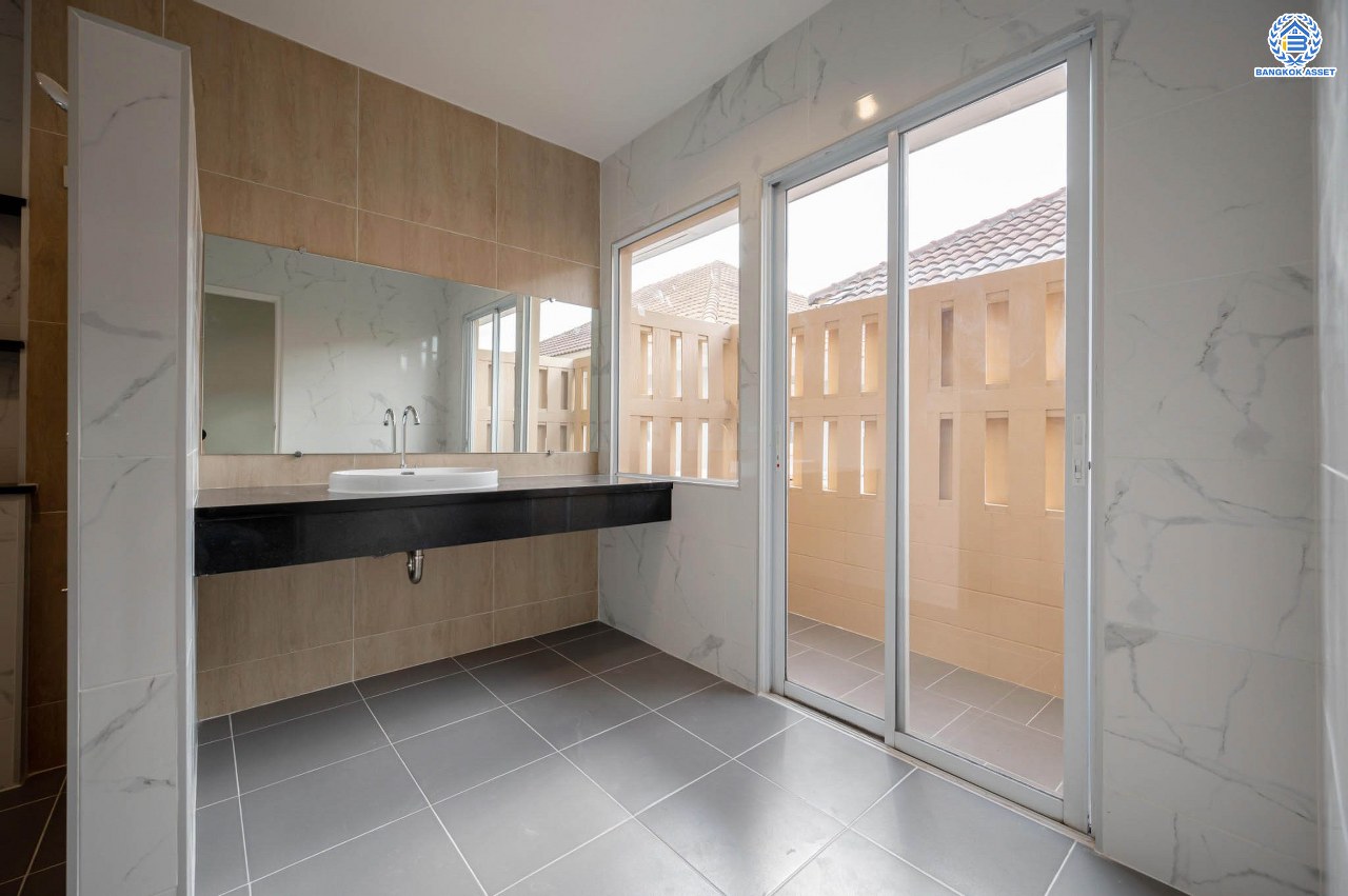 บ้านมือสองตกแต่งใหม่  โครงการ ธารา ราชพฤกษ์-ปิ่นเกล้า บ้านสวย พร้อมอยู่ เนื้อที่ 88.2 ตร.ว. ฟังก์ชัน 3 ห้องนอน 4 ห้องน้ำ 1 ห้องแม่บ้าน จอดรถได้ 2 คัน บนทำเลเชื่อมต่อถนนกาญจนาภิเษก ใกล้รถไฟฟ้าสายสีแดง "สถานีตลิ่งชัน" และจุดขึ้นทางด่วน "ศรีรัช" รายล้อมด้วยสิ่งอำนวยความสะดวกครบครัน